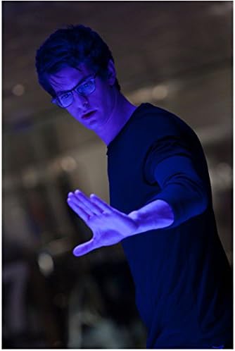 İnanılmaz Örümcek Adam Andrew Garfield Peter Parker olarak Ele Bakıyor 8 x 10 inç Fotoğraf